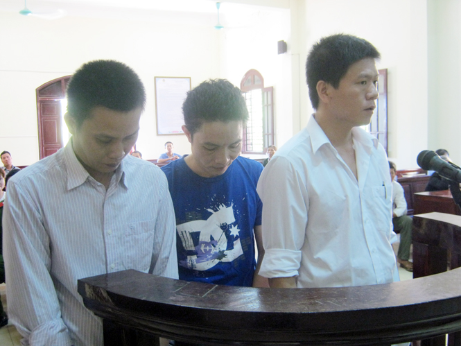 Bác đơn kháng nghị và tuyên giữ nguyên bản án sơ thẩm đối với 3 bị cáo Phạm Minh Sơn, Phạm Văn Tuân và Đinh Quốc Giáp.