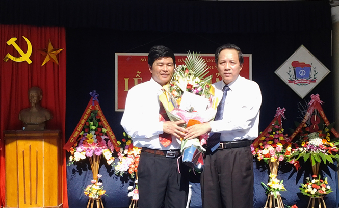 Đồng chí Hoàng Đăng Quang, Phó Bí thư Thường trực Tỉnh ủy, Trưởng đoàn đại biểu Quốc hội tỉnh tặng hoa chúc mừng ngày khai giảng năm học mới cho lãnh đạo Trường THPT Quang Trung.