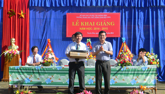 Đồng chí Trần Tiến Dũng, TUV, Phó Chủ tịch UBND tỉnh tặng quà cho Trường THPT Phan Bội Châu nhân dịp lễ khai giảng năm học mới 2014-2015.