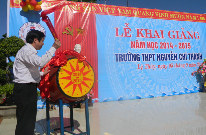 Đồng chí Nguyễn Xuân Quang đánh trống khai giảng năm học mới 2014-2015 tại Trường THPT Nguyễn Chí Thanh.