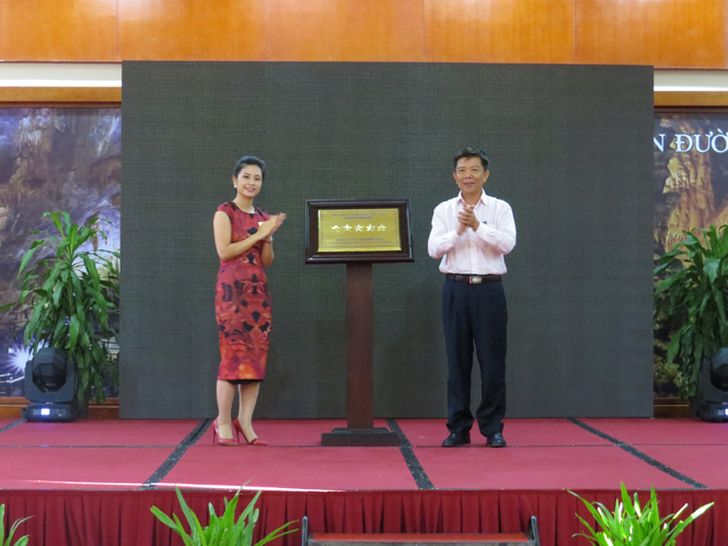 Đồng chí Nguyễn Hữu Hoài, Phó Bí thư Tỉnh ủy, Chủ tịch UBND tỉnh và đại diện lãnh đạo Tập đoàn Trường Thịnh trưng biển công nhận Khu nghỉ dưỡng Sun Spa Resort đạt chuẩn 5 sao.