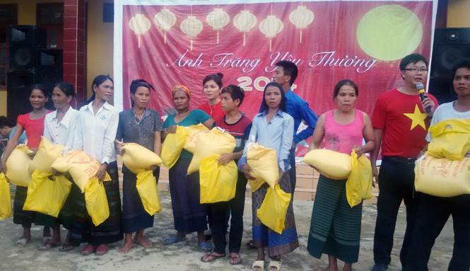 CLB Du lịch trách nhiệm Quảng Bình tặng quà cho các gia đình tại bản Chân Trộng, xã Trường Sơn, huyện Quảng Ninh.