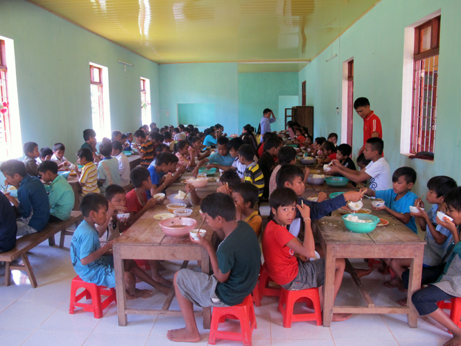 Bữa cơm của các em học sinh Trường phổ thông dân tộc nội trú Bố Trạch.