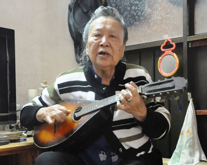 Bà Nguyễn Thanh Rõi, quê làng Quảng Xá, Quảng Ninh, 84 tuổi vẫn say mê ca hát.