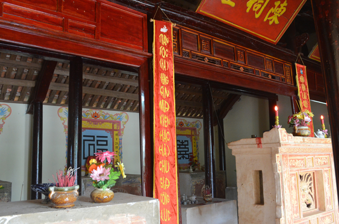 Bên trong nhà thờ họ Trần ở Vạn Ninh vẫn còn nguyên vẹn những đường nét cổ kính.
