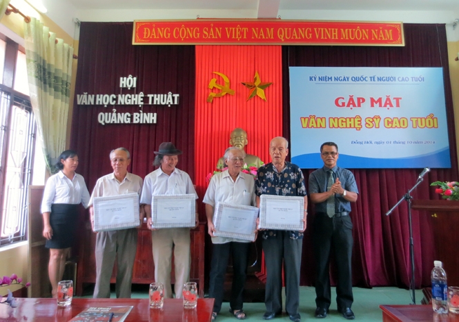 Đ/c Phan Đình Tiến, Chủ tịch Hội VHNT tỉnh tặng quà cho các văn nghệ sĩ cao tuổi tại buổi gặp mặt