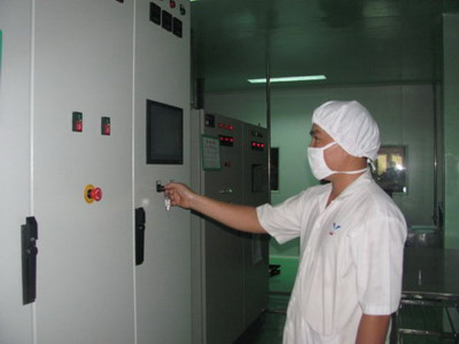 Nhân viên của BIDIPHAR đang điều khiển công đoạn đông khô sản phẩm từ hàu. (Nguồn:binhdinh.vnpt.vn)