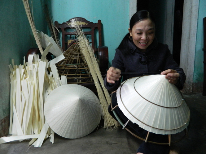 Nghề sản xuất nón lá truyền thống vừa giải quyết việc làm, vừa tạo thu nhập ổn định cho một số hộ dân lúc nông nhàn.