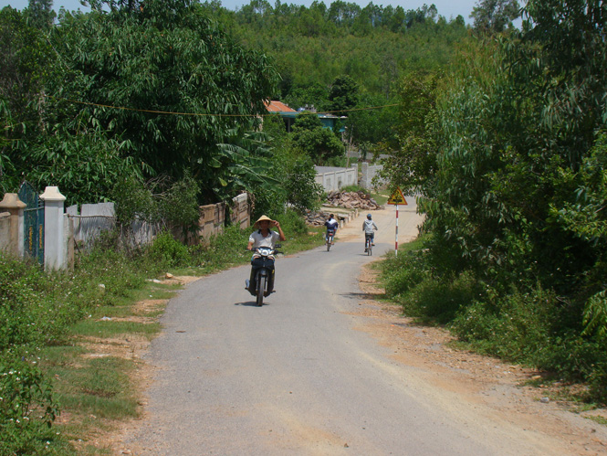 Dù gặp nhiều khó khăn nhưng xã Quảng Tiến vẫn ưu tiên nguồn vốn để xây dựng đường giao thông nông thôn.