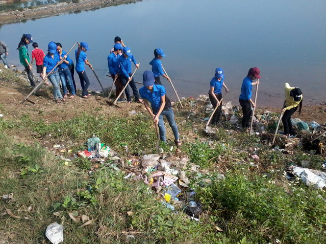 Đông đảo thanh niên tham gia vệ sinh môi trường.