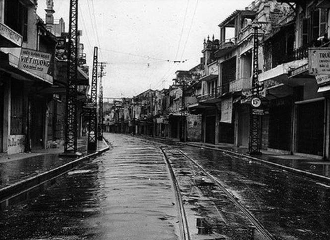 Phố Hàng Đào trong lệnh giới nghiêm, trước khi quân giải phóng tiến vào thành phố.
