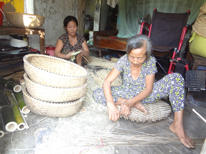 Nhiều thế hệ người dân Thọ Đơn đang cùng nhau giữ gìn và phát triển  nghề đan lát truyền thống của địa phương.