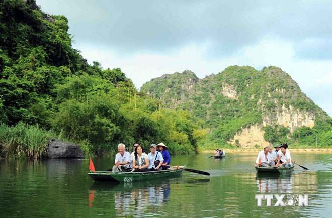 Du khách tham quan khu sinh thái Tràng An, tỉnh Ninh Bình. (Ảnh: Minh Đức/TTXVN)