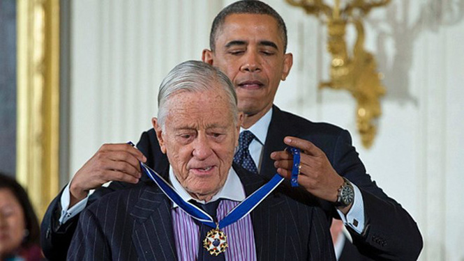 Tổng thống Barack Obama đã trao cho Bradlee Huy chương tự do. (Nguồn: AFP)