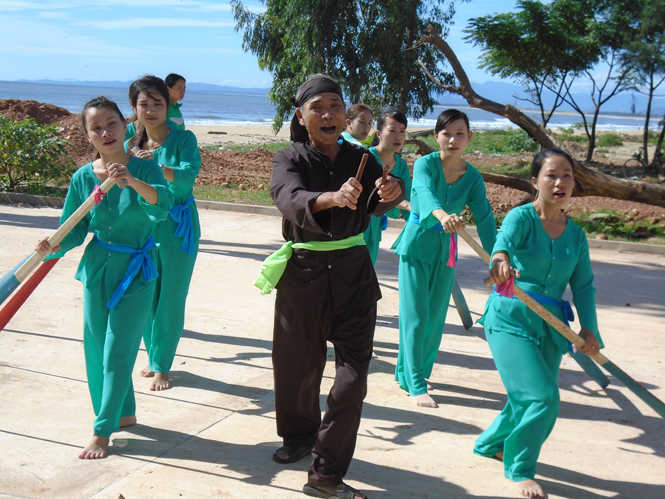 Ông Phạm Ngọc Thức đang luyện tập cho Đội Chèo cạn xã Cảnh Dương