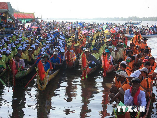 Đua ghe ngo tại ngày hội văn hóa, thể thao và du lịch dân tộc Khmer tỉnh Kiên Giang lần thứ VII-2013. (Ảnh: Lê Sen/TTXVN)