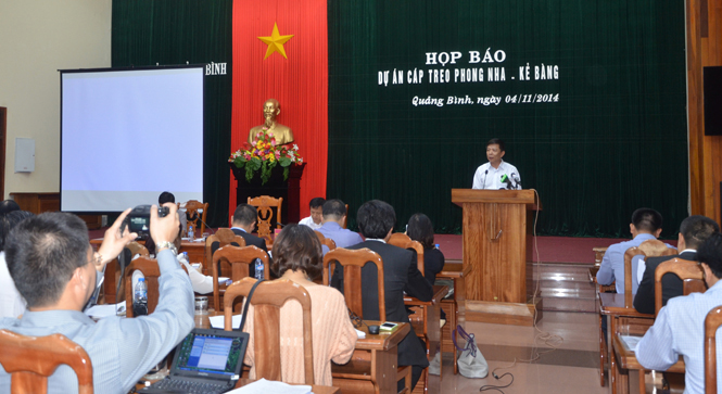 Đồng chí Nguyễn Hữu Hoài, Phó Bí thư Tỉnh uỷ, Chủ tịch UBND tỉnh phát biểu tại buổi họp báo.