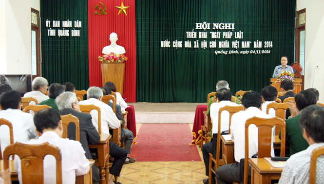 Đồng chí Trần Văn Tuân, Ủy viên Thường vụ Tỉnh ủy, Phó Chủ tịch UBND tỉnh phát biểu tại hội nghị.