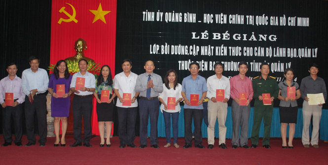 Đồng chí Trần Xuân Vinh, Ủy viên Thường vụ, Trưởng ban Tổ chức Tỉnh ủy trao giấy chứng nhận hoàn thành chương trình bồi dưỡng cho các cán bộ tham gia lớp học.