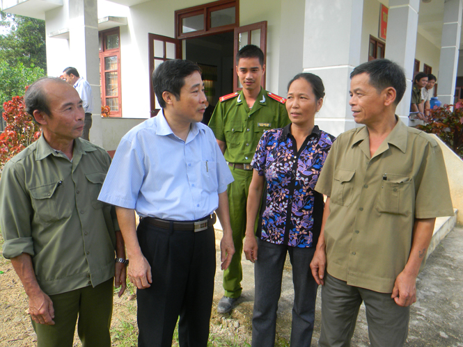 Đại biểu HĐND tỉnh (khóa XVI) nói chuyện với cử tri huyện Tuyên Hóa.