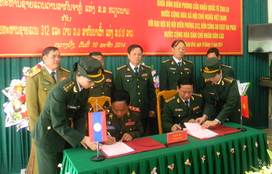 Đại diện Đồn Biên phòng cửa khẩu quốc tế Cha Lo và Đại đội Biên phòng 312 ký kết nghĩa.