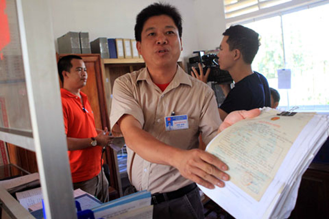  Ông Đặng Công Giang, cán bộ phụ trách Tư pháp - Hộ tịch xã Mỹ Sơn, huyện Đô Lương (Nghệ An) và tờ giấy khai sinh gốc, ghi rõ Công Phượng sinh năm 1995