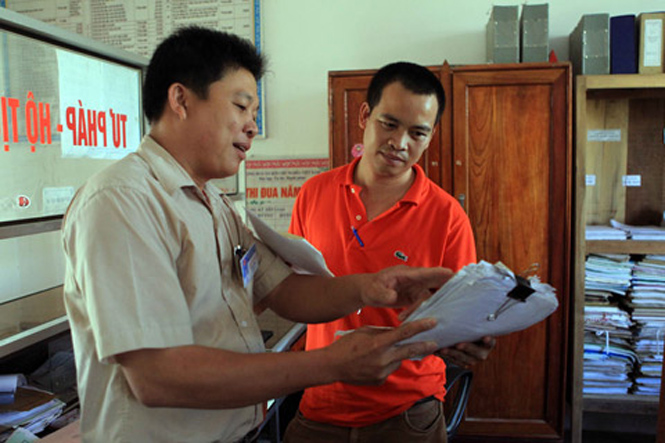 Ông Đặng Công Giang cùng phóng viên báo Bóng đá xem khai sinh gốc của Công Phượng