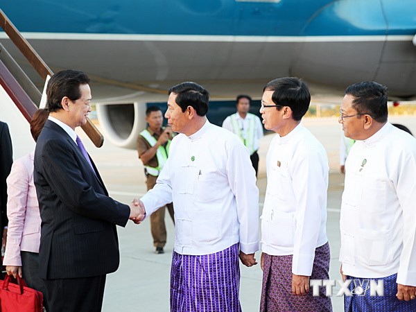 Quang cảnh lễ đón Thủ tướng Nguyễn Tấn Dũng tại sân bay quốc tế Nay Pyi Taw, Myanmar chiều 11-11. (Ảnh: Đức Tám/TTXVN)
