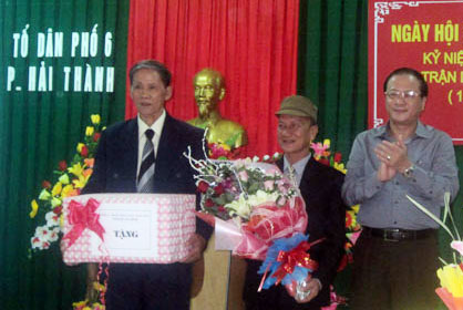 Đồng chí Trần Văn Tuân, UVTV Tỉnh ủy, Phó Chủ tịch UBND tỉnh tặng quà cho đại diện tổ dân phố 6.