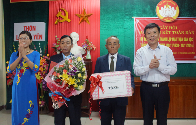 Đồng chí Nguyễn Hữu Hoài, Chủ tịch UBND tỉnh tặng hoa chúc mừng “Ngày hội đại đoàn kết dân tộc” tại thôn Lương Yến.