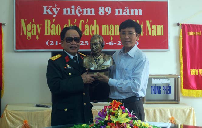 Họa sĩ Lê Duy Ứng tặng Báo Quảng Bình bức tượng Đại tướng Võ Nguyên Giáp.