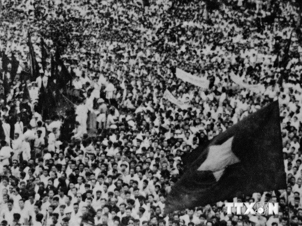 Ngày 19-8-1945, hàng vạn người dân Thủ đô dự míttinh tại Quảng trường Nhà hát lớn thành phố Hà Nội chào mừng thắng lợi của Cách mạng Tháng Tám. (Ảnh Tư liệu TTXVN)