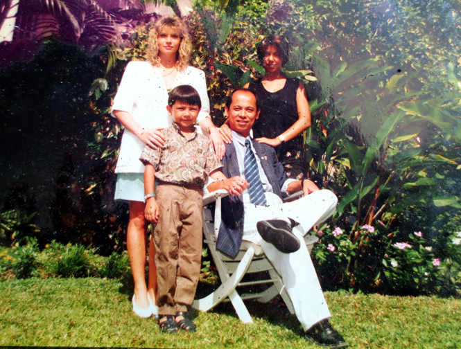 Võ sư Phạm Xuân Tòng cùng vợ và hai con tại quần đảo Guadeloupe ở Đại Tây Dương năm 1982
