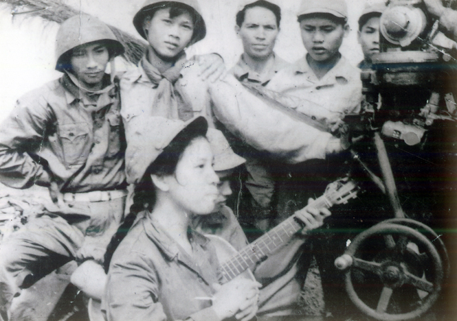 Một tiết mục đơn ca nữ của Thúy Liễu phục vụ tại trận địa cao xạ pháo 37 ly năm 1968.  (Ảnh tư liệu của Đoàn Văn công Tỉnh đội Quảng Bình)