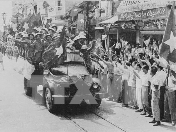 Ngày 10-10-1954, Đoàn quân Giải phóng tiến về giải phóng Thủ đô, chấm dứt cuộc kháng chiến trường kỳ chống thực dân Pháp xâm lược của nhân dân ta. (Ảnh tư liệu TTXVN)
