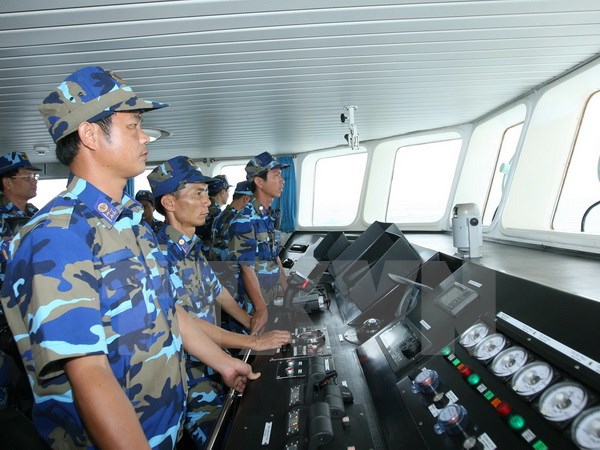 Cán bộ, chiến sỹ Tàu Cảnh sát biển 4033. (Ảnh: Trọng Đức/TTXVN)