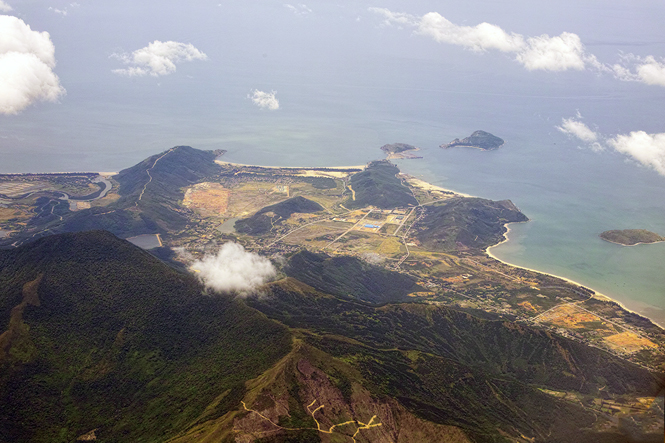 Toàn cảnh Vũng Chùa-Đảo Yến nhìn từ trên cao. Ảnh: Lê Quang