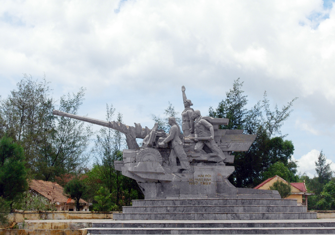 Tượng đài Đại đội nữ pháo binh Ngư Thủy ở xã Ngư Thủy Trung.