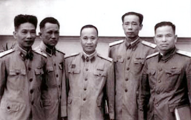 Thiếu tướng Hoàng Sâm (người thứ hai từ phải sang) tại Đại hội Đảng toàn quốc lần thứ III. Ảnh: Tư liệu