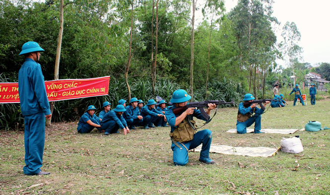 Dân quân huyện Quảng Ninh thực hành huấn luyện.   Ảnh: Lan Anh