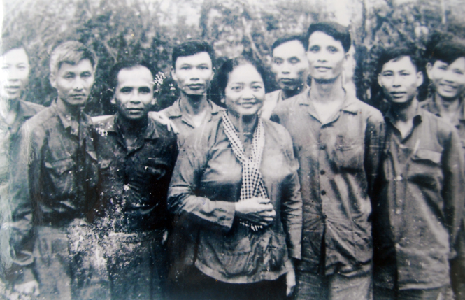 Đồng chí Thái Bá Nhiệm (thứ 4 từ trái sang) chụp ảnh lưu niệm  với bà Nguyễn Thị Định, Phó Tổng Tư lệnh quân giải phóng miền Nam (1969).