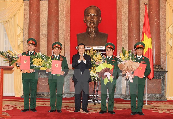Chủ tịch nước Trương Tấn Sang trao quyết định thăng quân hàm Thượng tướng cho 4 sỹ quan quân đội cao cấp. (Ảnh: Nguyễn Khang/TTXVN)