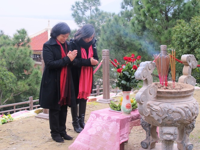 Hai con gái Đại tướng Võ Nguyên Giáp, bà Võ Hòa Bình và Võ Hạnh Phúc làm lễ cúng hương cho Đại tướng