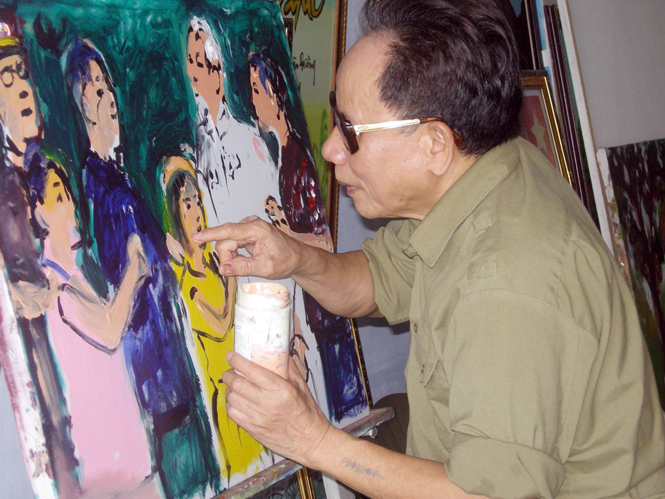 Mắt đã mờ hẳn nhưng niềm đam mê không tắt, không thể dùng cọ, họa sĩ Lê Duy Ứng dùng ngón tay để vẽ tranh.