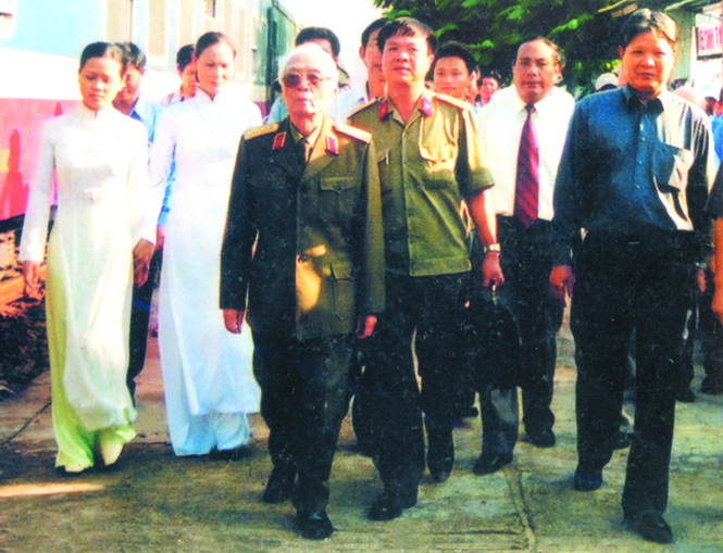 Đại tướng Võ Nguyên Giáp trên sân ga Đồng Hới trong dịp về thăm quê Quảng Bình tháng 11-2005.