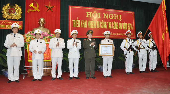 Thứ trưởng Bộ Công an Bùi Văn Nam trao Huân chương Chiến công cho Công an Quảng Bình.