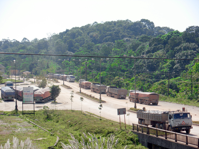 Các phương tiện vận chuyển hàng hóa xuất nhập khẩu ở Cửa khẩu quốc tế Cha Lo.