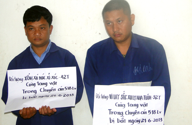 Hai đối tượng buôn bán vận chuyển ma túy người Lào bị bắt trong chuyên án 518Lv, ngày 21-6-2013.