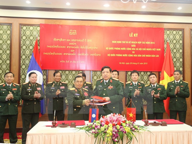 Lễ ký Nghị định thư và Kế hoạch hợp tác năm 2015 giữa Bộ Quốc phòng Việt Nam và Lào. (Ảnh: Hồng Pha/TTXVN)