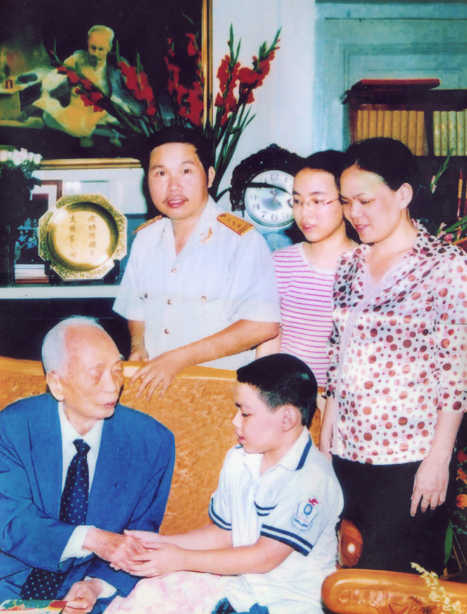 Gia đình tác giả bài viết bên Đại tướng, ngày 27-8-2006.   Ảnh: Trần Hồng